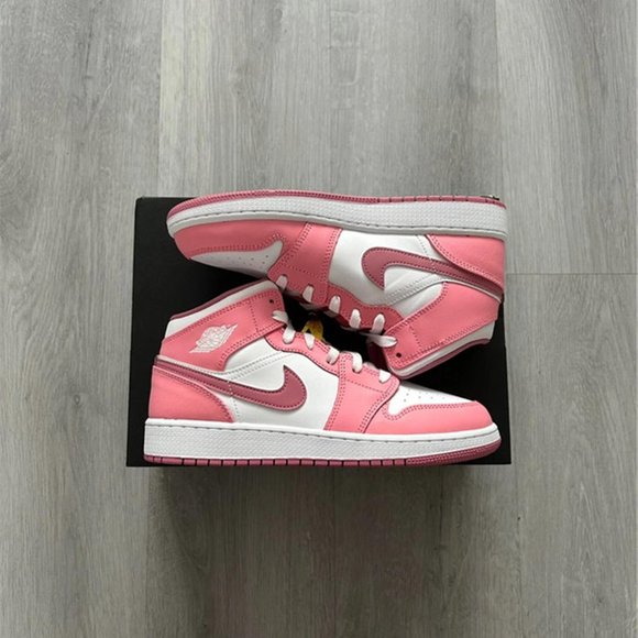 Air Jordan 1 (GS) Valentines Day - Picture 3 of 4
